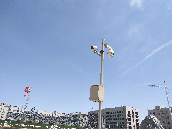 道路視頻監控系統記錄暖心一幕：路人AED成功搶救突發心梗路人