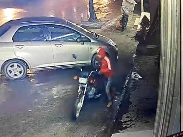 男子偷車全過程被路邊視頻監控系統拍下，防盜意識還是要加強啊