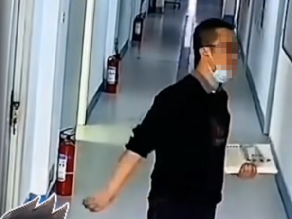 學校視頻監控系統記錄下的他笑了，你呢？